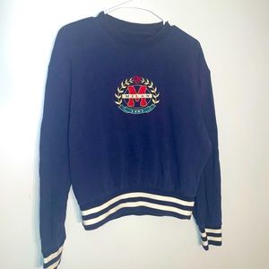 Crewneck long sleeve sweater.